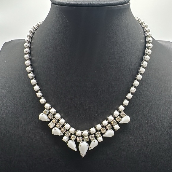 Jewelry - Milk glass and rhinestone necklace. Vintage.​